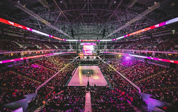 开云体育NBA精彩回放：库里三分绝杀，勇士险胜雷霆