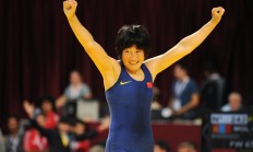 巴西运动员勇夺金牌喜获掌声