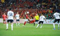 包含火爆开场！足球赛事场上展开精彩角逐的词条