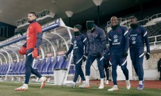 包含法国客场险胜芬兰，小组升级前景大的词条