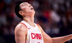 篮球比赛运动员展现拼搏精神