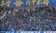 苏宁队员奋勇拼搏，终取得胜利