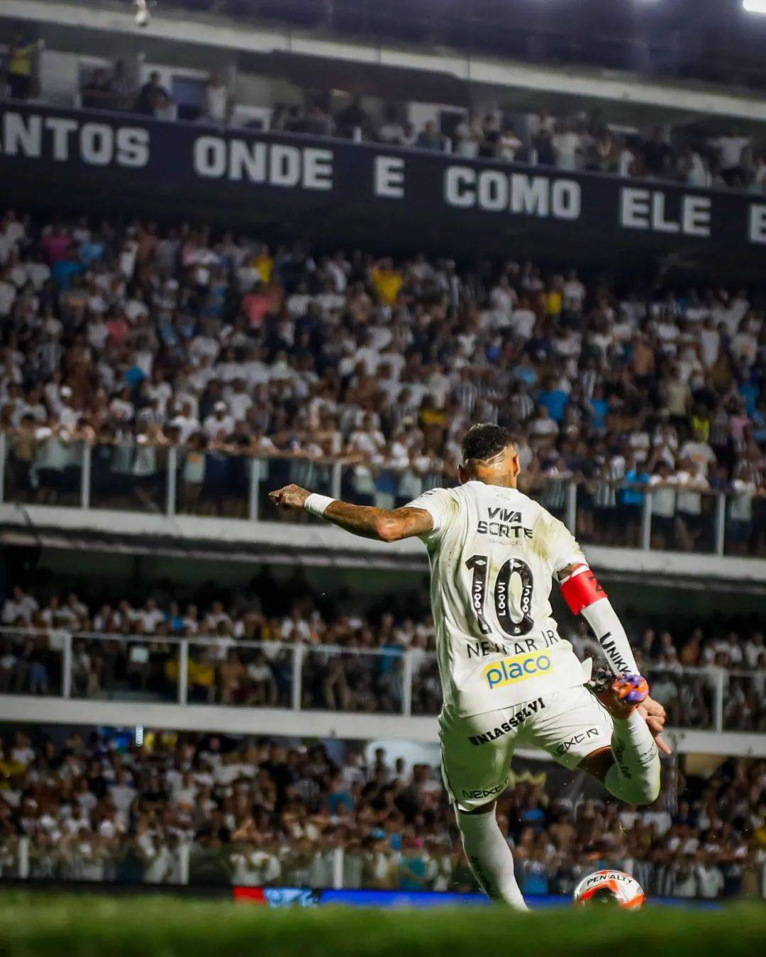 巴西前锋突然宣布退役，球迷震撼