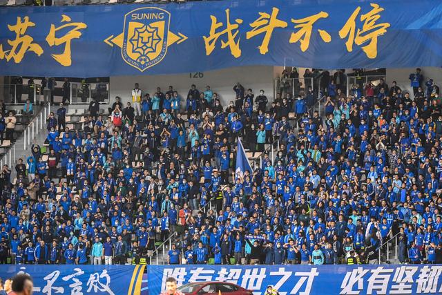 苏宁队员奋勇拼搏，终取得胜利