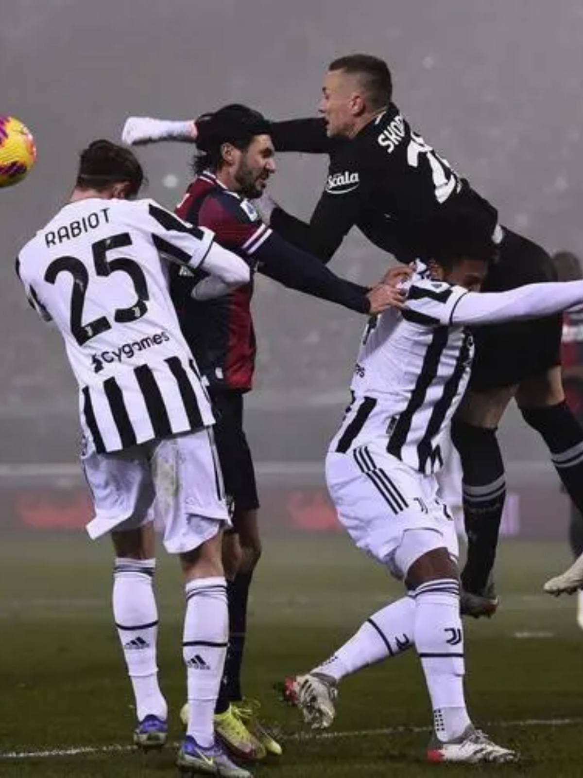 尤文图斯队球员展现技艺，打破僵局