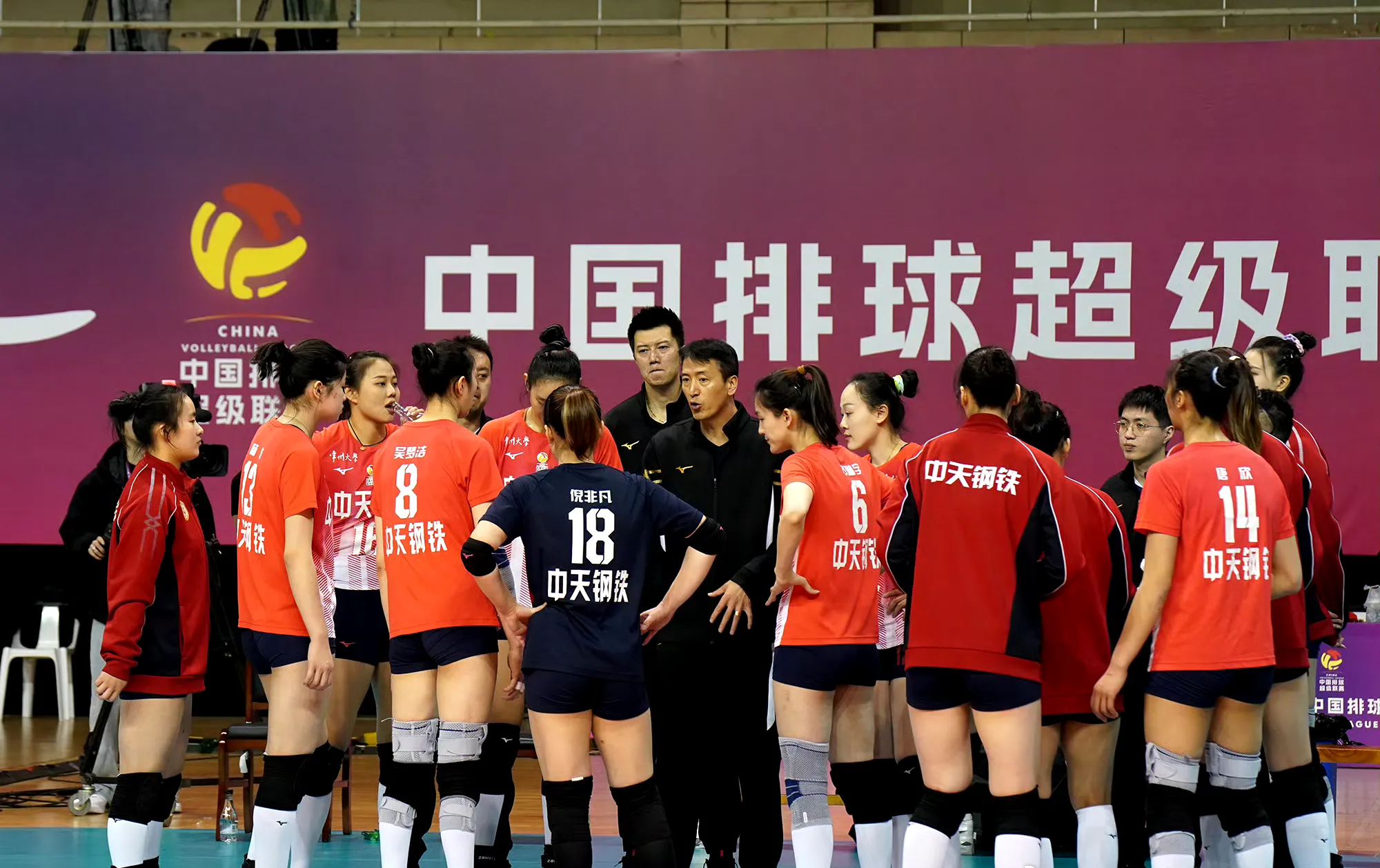 包含主力球员集结，阵容齐整迎接挑战的词条