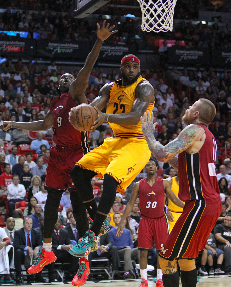 湖人战胜马刺，詹姆斯突破关键时刻的简单介绍