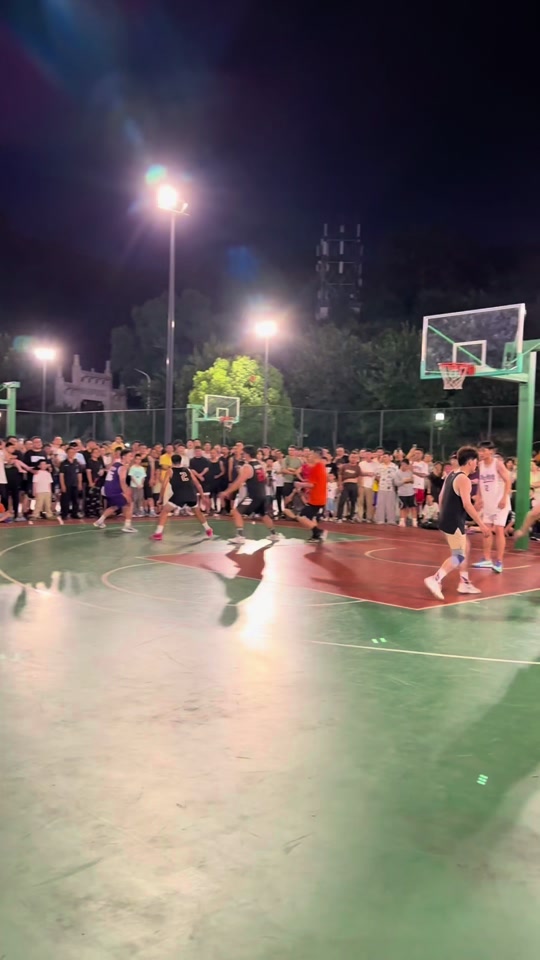 篮球赛场升温,球迷热情助威支持的简单介绍 篮球赛场升温,球迷热情助威支持的简单介绍