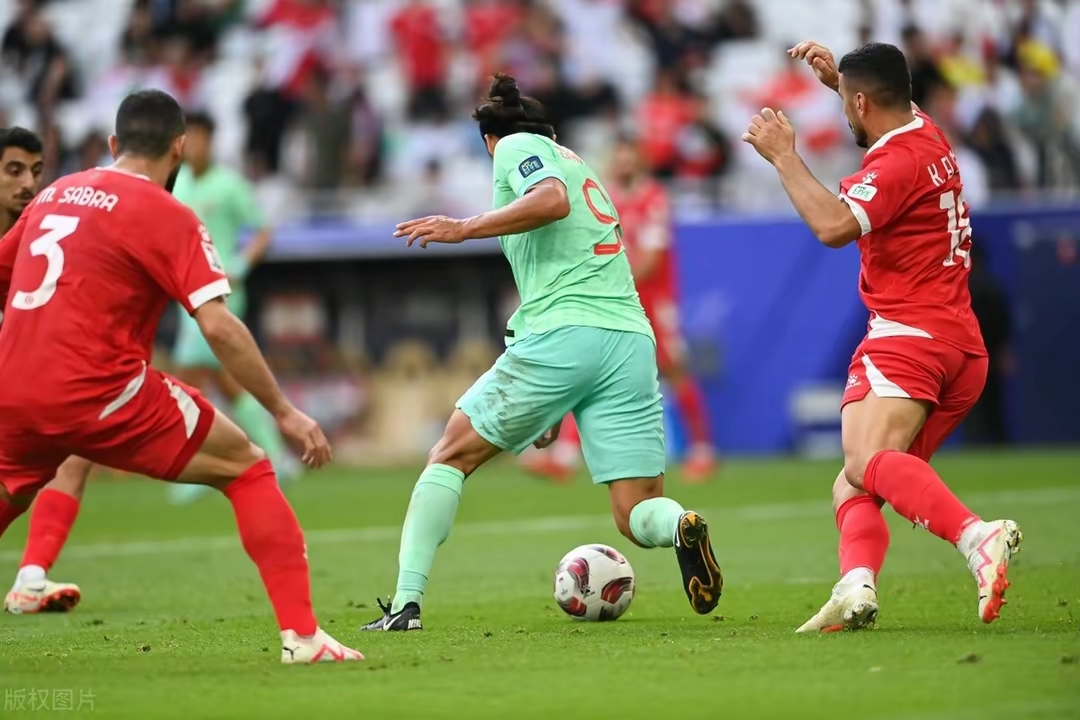 包含卡塔尔球队在赛场上一路颠簸，终获胜利的词条