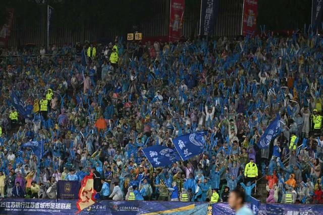 紧张的比赛即将进行，球迷们相约观战