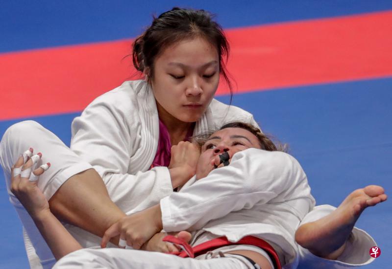 巴西运动员勇夺金牌喜获掌声