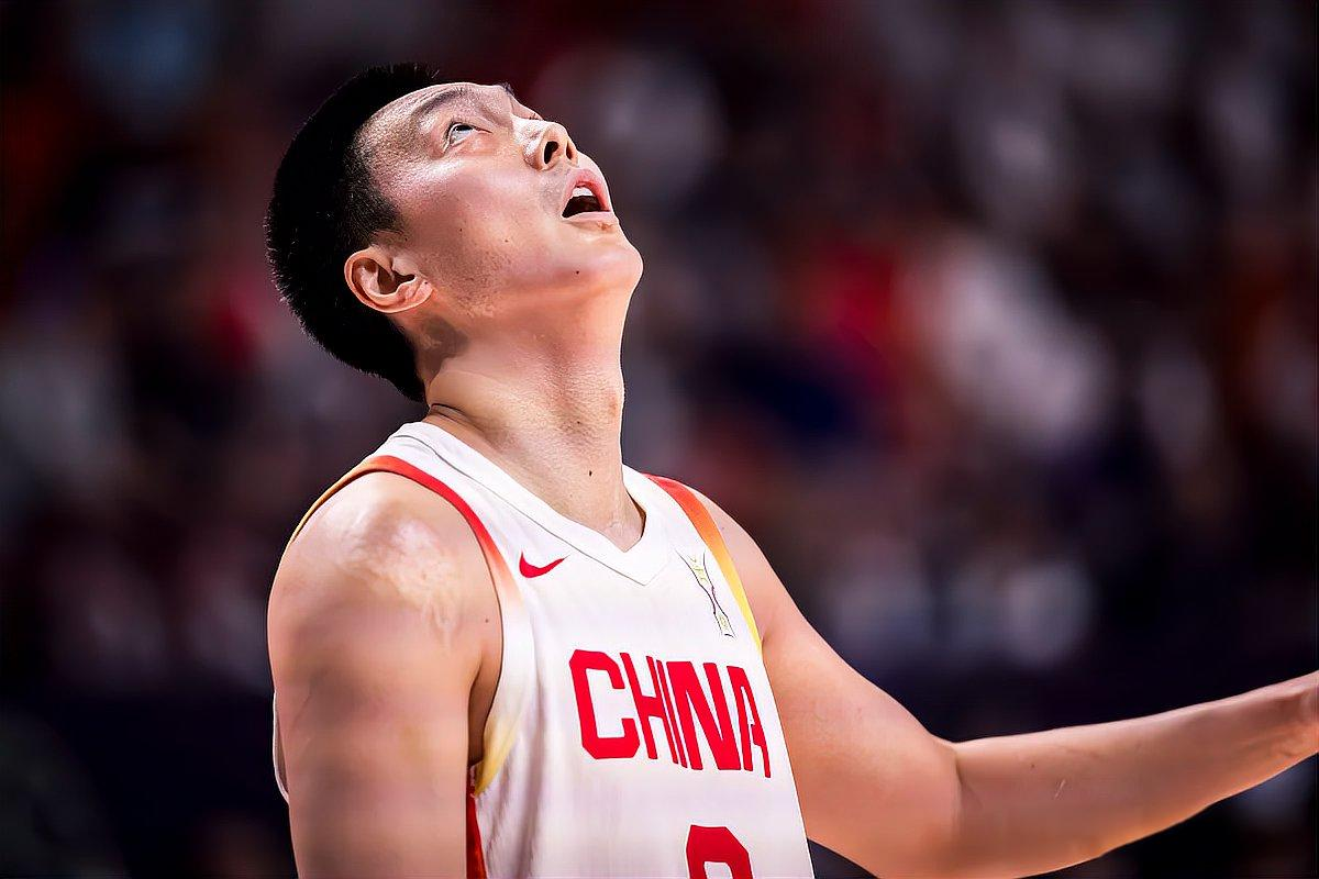 篮球比赛运动员展现拼搏精神