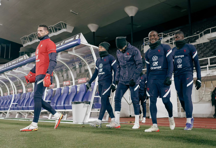 包含法国客场险胜芬兰，小组升级前景大的词条