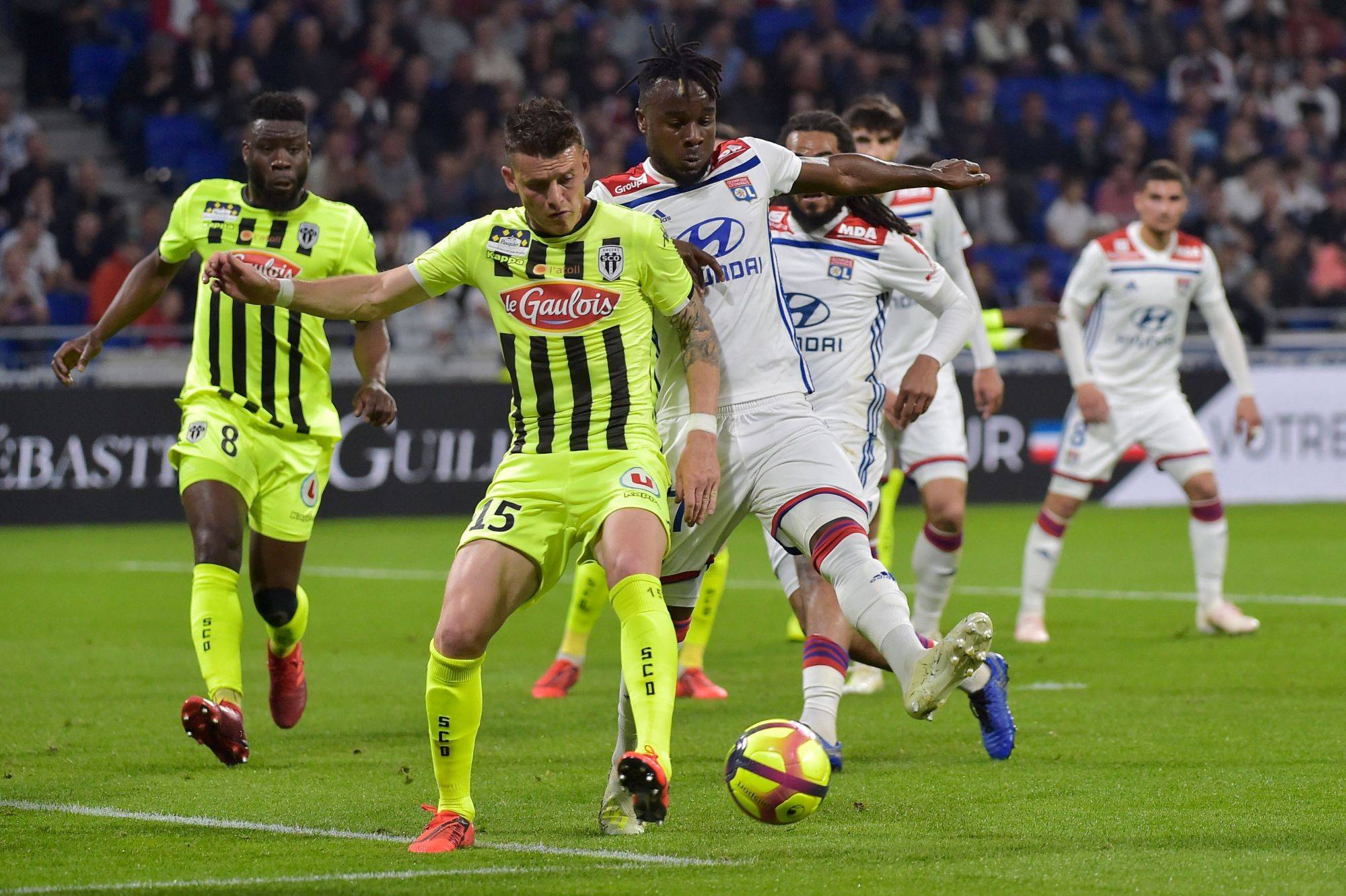 包含斯特拉斯堡主场战平兰斯，互有攻守的词条